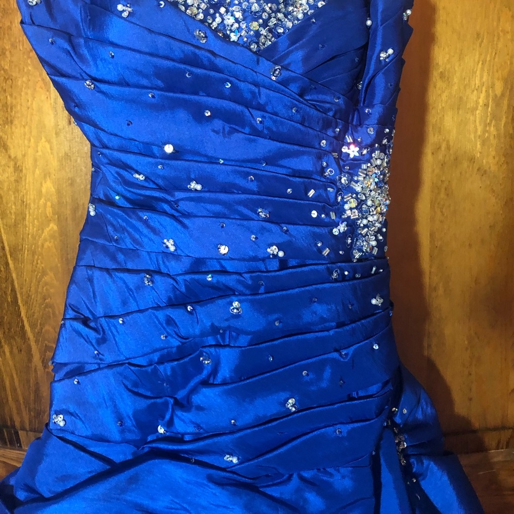 Beautiful blue gown - Picture 2 of 15